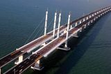 Nejdelší most na světě byl postaven v Číně. Spojuje města Taj-Jangem a Kchun-Šan. Měří 167 kilometrů. Kromě automobilové dopravy, denně po něm projede zhruba 30 tisíc aut, zajišťuje i železniční dopravu. Vlaky se po mostové konstrukci podepřené zhruba pěti tisíci pilíři pohybují rychlostí 300 kilometrů v hodině.
