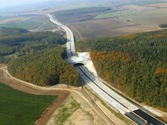 Už příští úterý začnou jezdit auta po 42kilometrovém úseku z Poděbrad do Hradce Králové. Na snímku zelený most pro usnadnění pohybu zvěře na 71. kilometru D11.