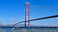 Prvenství nejvyššího visutého mostu donedávna držel 1915 Çanakkale Bridge v Turecku, který překlenuje Dardanelskou úžinu. Letopočet "1915" v oficiálním tureckém názvu je poctou významnému námořnímu vítězství Osmanské říše nad Brity a Francouzi během první světové války.