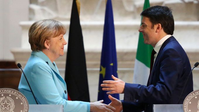 Italský premiér s německou kancléřkou po společném jednání.