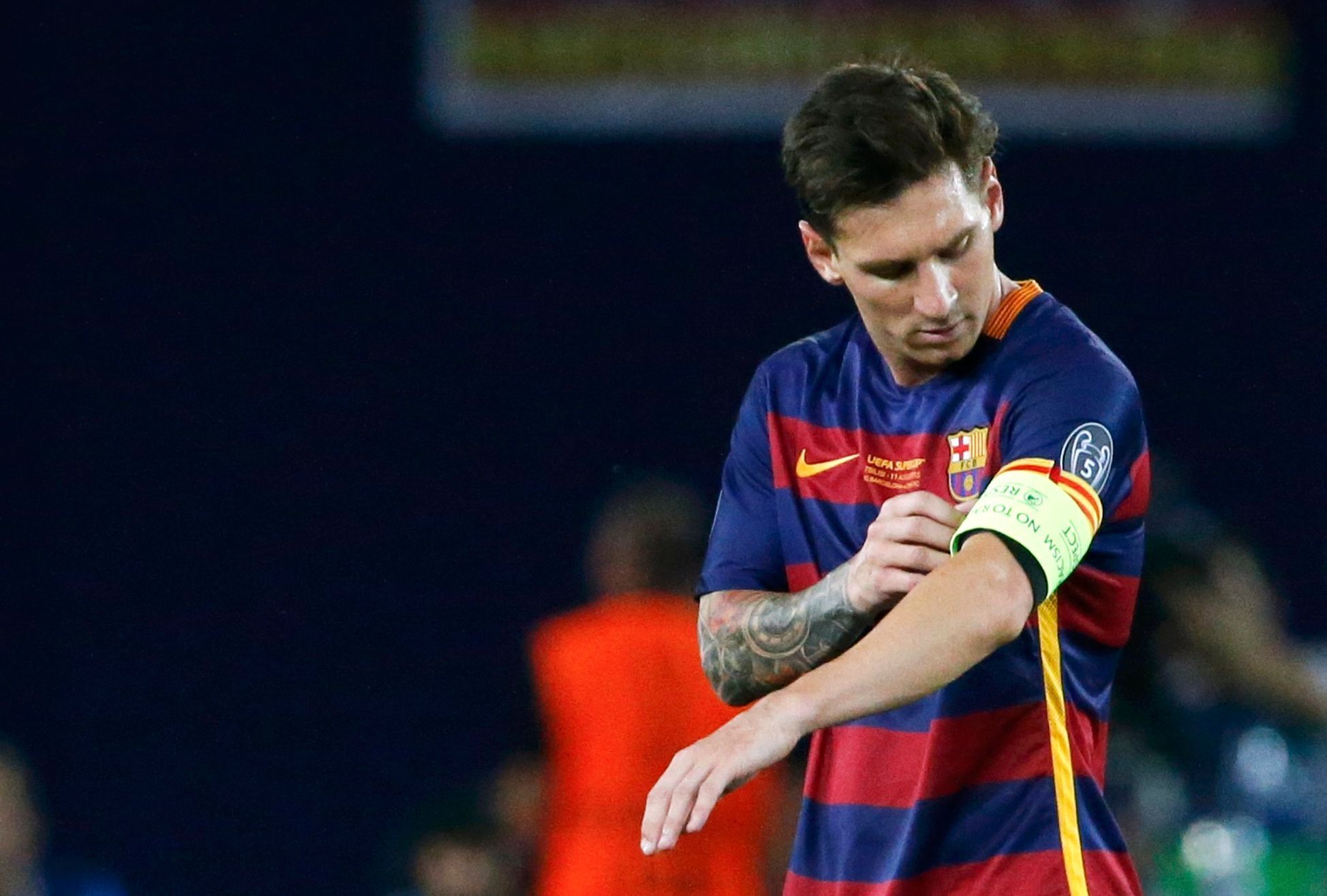 Evropský superpohár, Barcelona-Sevilla: Lionel Messi si nasazuje kapitánskou pásku