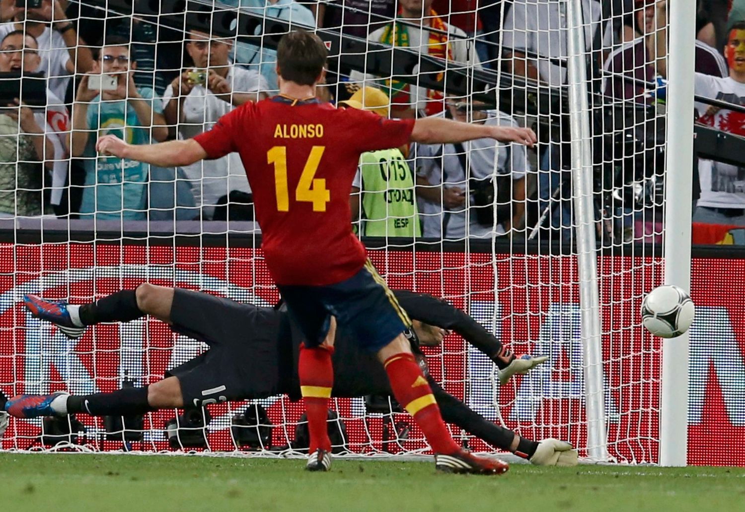 Xabi Alonso neprostřeli při penaltě brankáře Ruie Patrícia během semifinálového utkání Eura 2012 mezi Portugalskem a Španělskem.