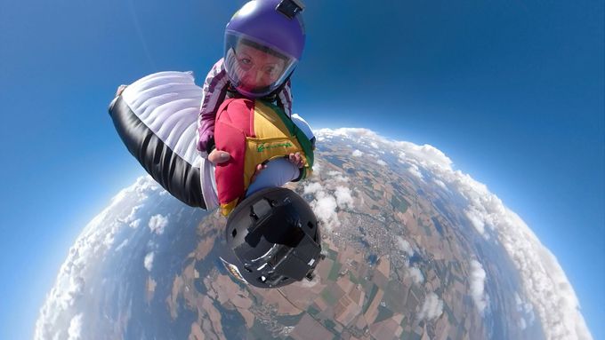 Letět na wingsuitu je podobné jako letět letadlem