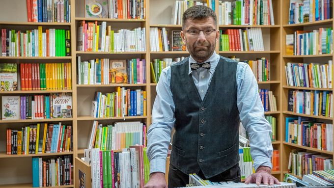 Majitel libereckého knihkupectví Martin Fryč připravuje prodejnu na pondělní znovuotevření.