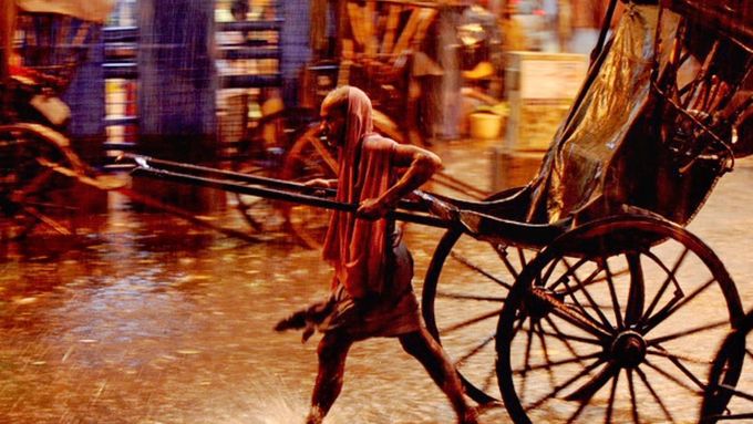 Kalkata je jediné město, kde jsou rikši stále ještě tažené lidmi. Život "lidských koní", jak se jim říká, je velmi těžký a dožívají se pouze 49 let.