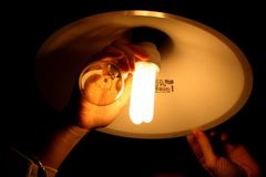 Brusel ruší Edisonovy žárovky, rodina ušetří tisíce