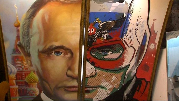Ruští umělci uspořádali v ruské metropoli neobvyklou výstavu, která znázorňuje jejich prezidenta mnohdy v bizadrních situacích.