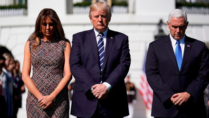 Prezident USA Donald Trump s manželkou Melanií a viceprezidentem Mikem Pencem během minuty ticha za oběti střelby z Las Vegas.
