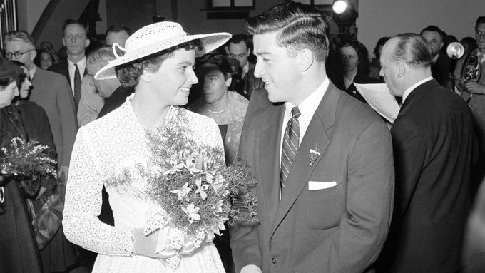 Snímek ze svatebního obřadu české atletky Olgy Fikotové a amerického atleta Harolda Connollyho na Staroměstské radnici v Praze. Rok 1957