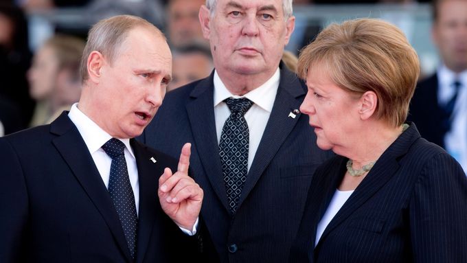 O nás - s námi. (Putin, Zeman a Merkelová na oslavách vylodění v Normandii, snímek z roku 2014.)