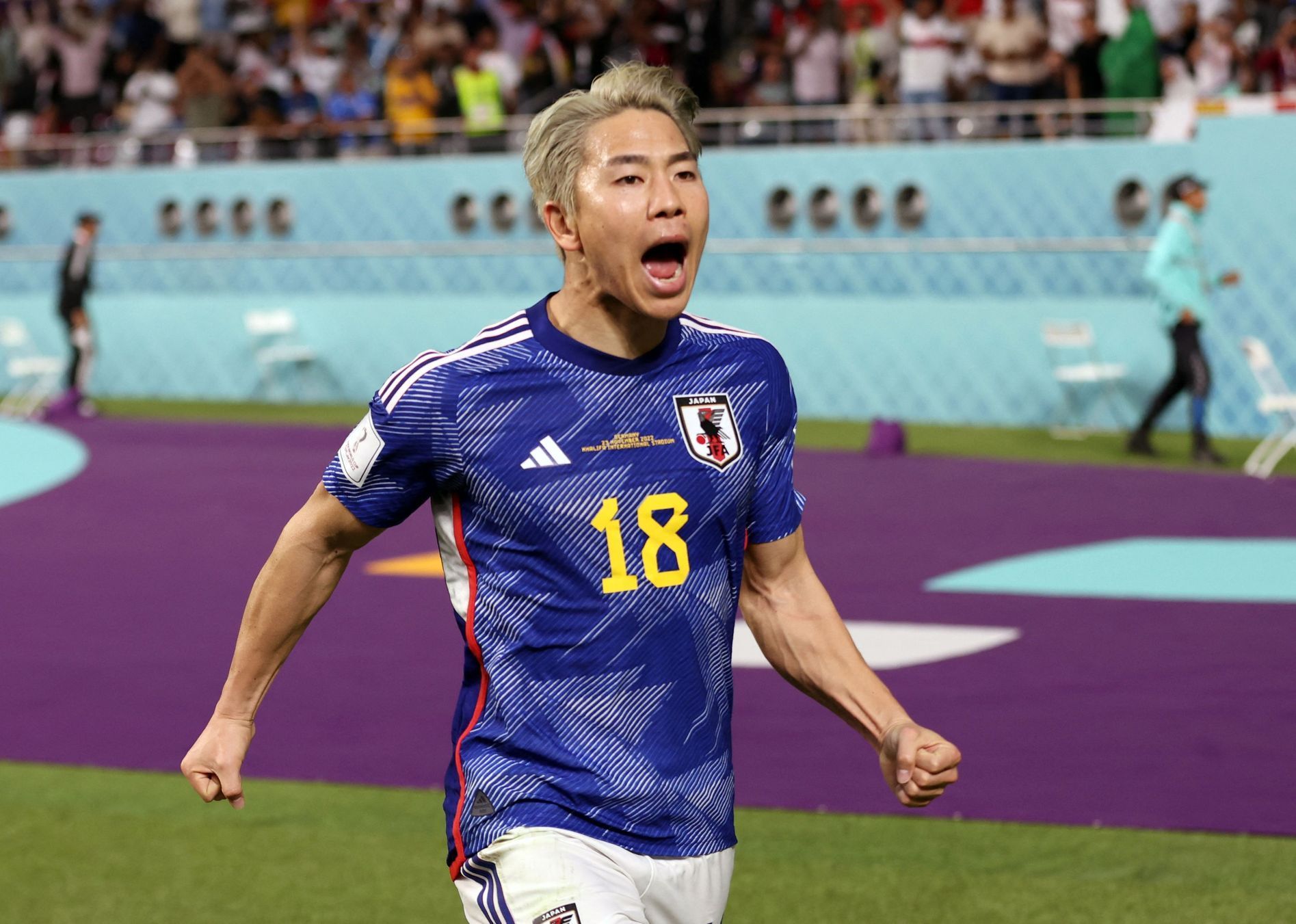 Takuma Asano slaví gól v zápase MS 2022 Německo - Japonsko