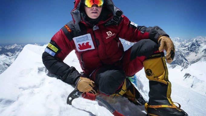 Opavský horolezec Tomáš Petreček na vrcholu osmitisícovky Gasherbrum I (8068 m.n.m.). Autor: Archiv Tomáše Petrečka