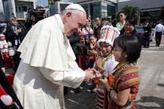 Papež František přistál v Barmě. Zemi navštěvuje v době, kdy z ní prchají statisíce Rohingů