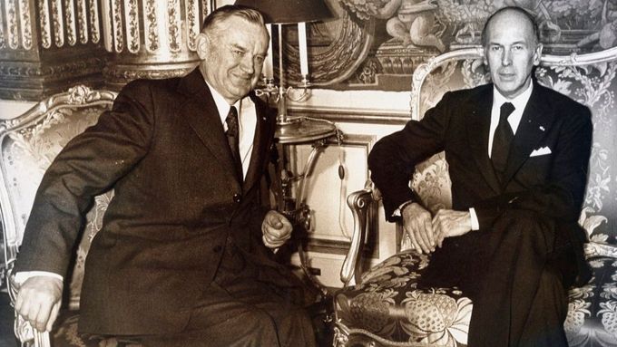 Piotr Jaroszewicz (vlevo) a francouzský prezident Valery Giscard d’Estaing v Paříži v roce 1974.