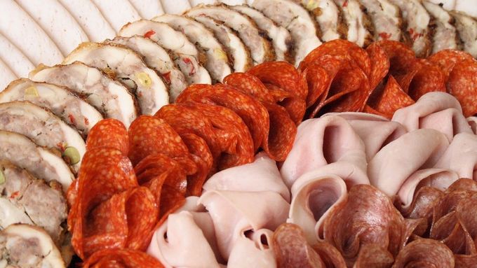 Výrobci by měli v pudu sebezáchovy vysvětlit, že jejich maso je bezpečné, v intencích toho, kolik ho člověk spotřebuje, říká Marian Jurečka. Každý podle něj ví, že větší konzumace uzenin není zdravá.