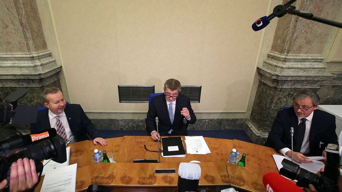 Premiér v demisi Andrej Babiš při jednání vlády.