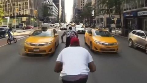 Profi cyklista se rozhodl pro bláznivou jízdu ulicemi New Yorku