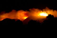 Na Ibize zuří obří lesní požár, stěhují stovky turistů