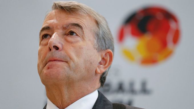 Šéf německého fotbalu odstoupil.