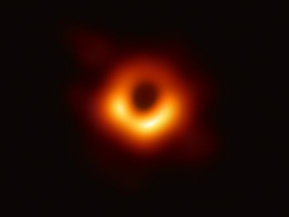 První snímek černé díry v historii lidstva.