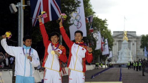 Medailisté v chůzi na 20 kilometrů. Zleva: Barrondo (Guatemala), Čchen Ting a  Wang Čen (oba Čína)