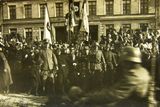 Když v únoru 1920 proběhl zábor území čs. armádou, nikdo nevycházel z domu. Když ale roku 1938 v rámci Mnichovské dohody připojil Hitler Hlučínsko (narozdíl od Sudet) přímo k Třetí říši jako tzv. Altreich (Starou říši), vítaly jeho příjezd tisíce lidí.