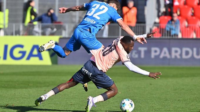 Klíčový okamžik utkání Pardubice - Boleslav: domácí Tanko padá po souboji s Matouškem, který vzápětí uvidí červenou kartu