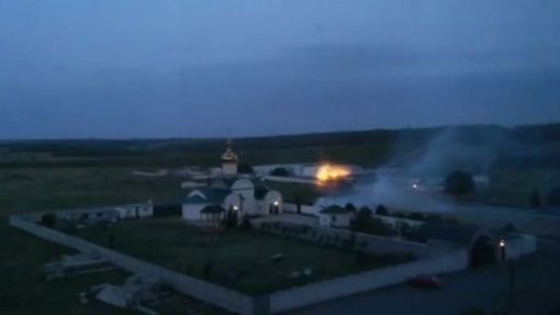 Proruští ozbrojenci útočí na základnu pohraničníků v Luhansku. Snímek z videa, který zveřejnila pohraniční stráž.
