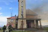 Hasiči ve středu ráno uhasili požár střechy husitského kostela v Mirovicích na Písecku.