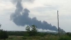 Videozáznam pořízený místními lidmi zachycuje z dálky hořící letadlo nedaleko hranic Ukrajiny s Ruskem.