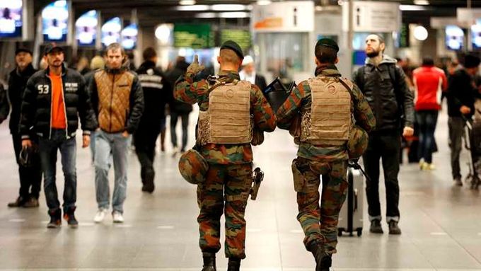 Po Salahu Abdeslamovi pátrá policie v několika zemích Evropy.