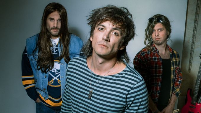 V inscenaci Pravidla Nirvány živě hraje tříčlenná herecká kapela ve složení Jakub Tvrdík, Jan Mansfeld a Matěj Anděl.