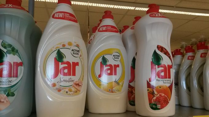 V červnu se v obchodech vedle litrového balení Jaru objevil za stejnou cenu i menší výrobek. Později větší balení z regálů zmizelo.