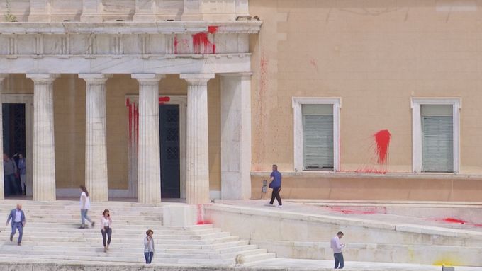 Vandalové obarvili budovu řeckého parlamentu