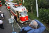Neděle patřila v Česku tramvajím. Vlakoví a další nadšenci nejdřív ráno zamířili do Prahy na výjimečnou historickou jízdu.