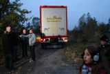 Býk a pět mladých jalovic pratura přijeli kamionem z Holandska do bývalého vojenského prostoru v Milovicích v časných ranních hodinách.