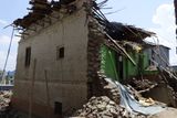 Zničený dům po zemětřesení.