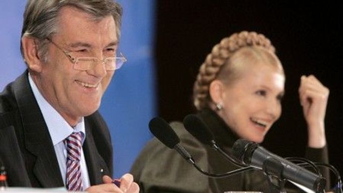 Prezident Juščenko i premiérka Tymošenková tak nešetří úsměvy. Splnil se jim jejich dávný sen z dob oranžové revoluce.