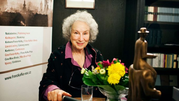Margaret Atwoodová před třemi roky v Praze přebrala Cenu Franze Kafky.