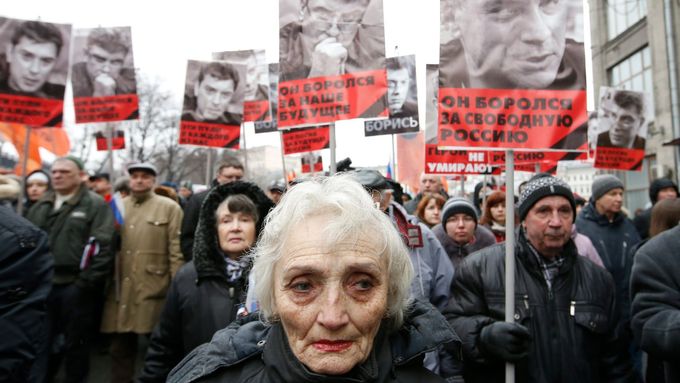S portréty a vlajkami. Tak Moskva uctila Borise Němcova