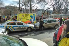Drama v Praze: Zloděje zastavil čelní náraz s policií