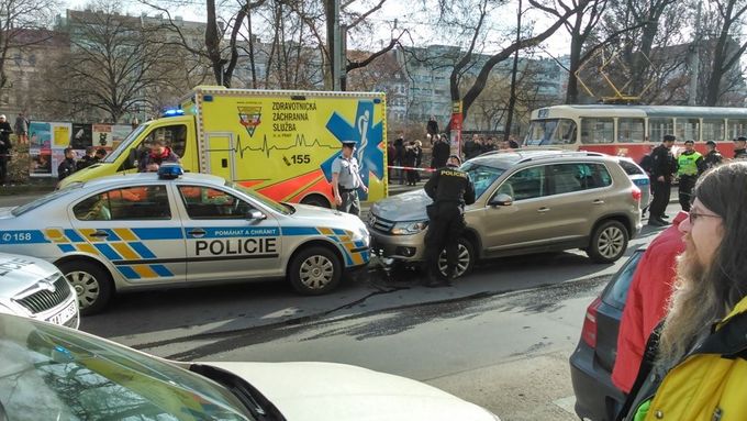 Ondrouch najel na Karlově náměstí do zátarasu z policejního auta.