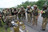 Bývalý ukrajinský ministr obrany Valerij Hetelej na inspekci jednotek, které 5. července 2014 dobyly Slavjansk. V popředí munice ukořistěná proruským separatistům.
