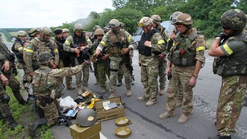 Bývalý ukrajinský ministr obrany Valerij Hetelej na inspekci jednotek, které 5. července 2014 dobyli Slavjansk. V popředí munice ukořistěná proruským separatistům.