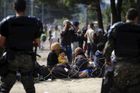 Tisíce uprchlíků pronikly z Řecka přes hranici do Makedonie