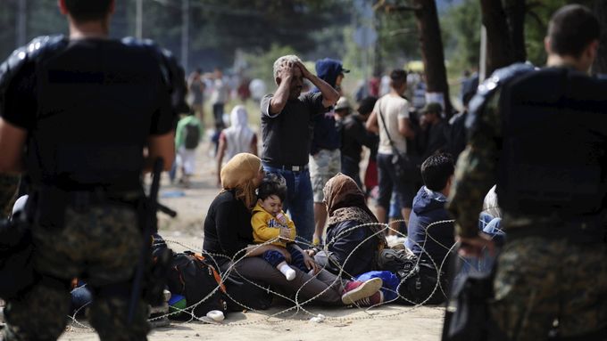 Příslušníci makedonské policie na hranici s Řeckem, kde zasáhli proti tisícům uprchlíků.