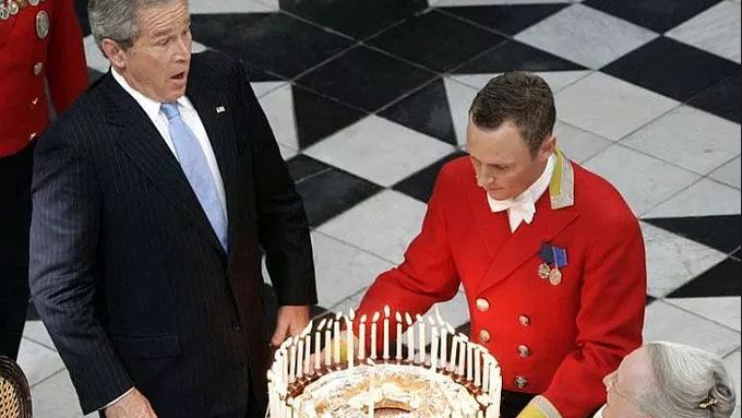 Politické potíže s narozeninovými svíčkami. Prošel si tím Bush i Clintonová