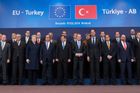 Turecko se vzdaluje EU, přístupové rozhovory nepokročí, zní ze Štrasburku. Neférové, reaguje Ankara