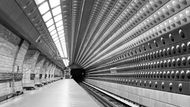 Metro A: Jedna z ikon pražské architektury 70. let, první úseky trasy metra A s charakteristickými hliníkovými výlisky.