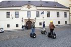 Zakázaná vozítka Segway v Praze nově slouží jako poutače. Provozovatelé se tím ale postihu nevyhnou